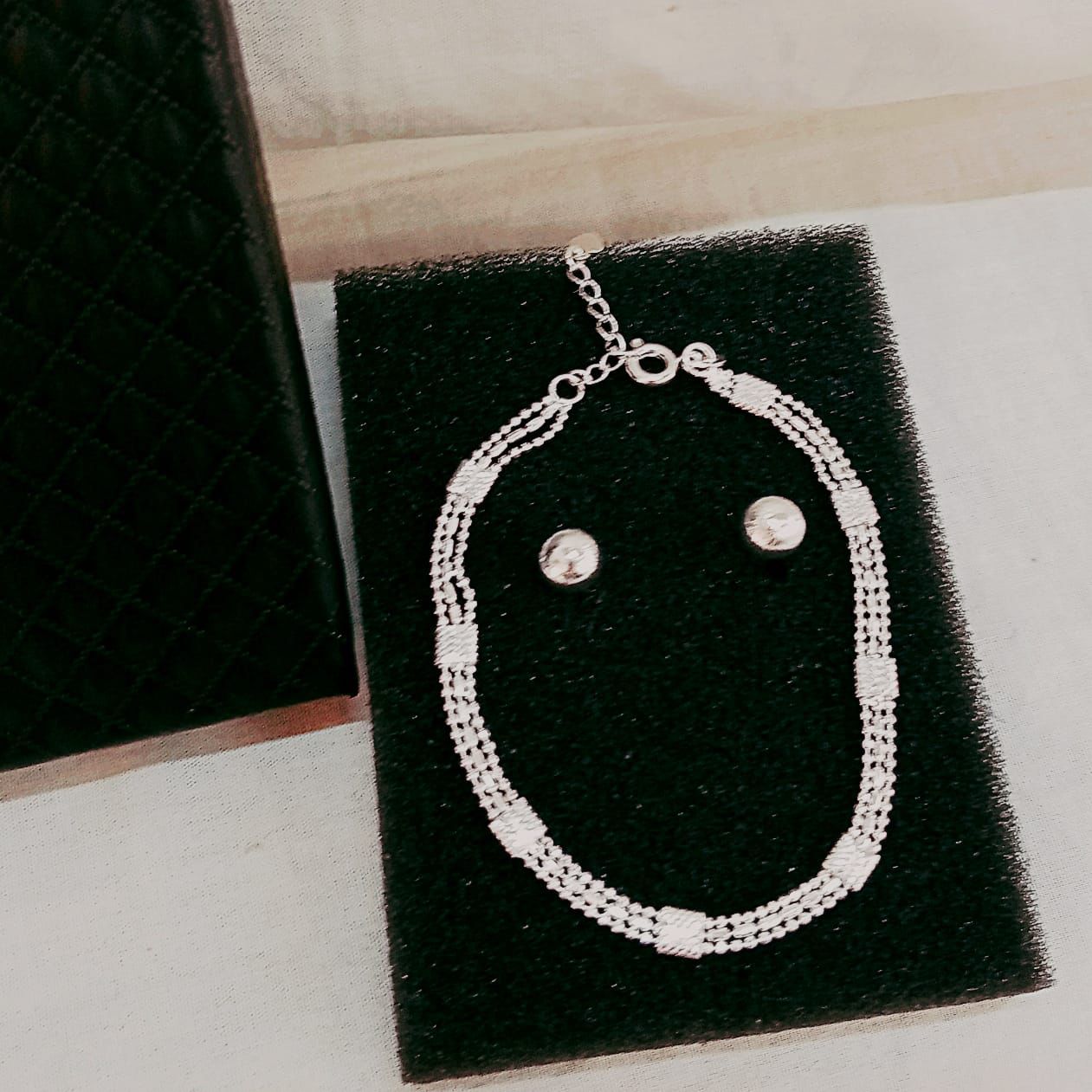 Conjunto Malha Prata - pulseira de malha tripla e brincos bolinha em prata